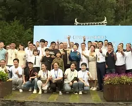 凯特·布兰切特身穿白色修身长裙优雅亮相，获BFI最高荣誉奖再添荣誉，媒体争相采访人气高涨，她与“甘道夫”伊恩·麦克莱恩的相聚无疑成为现场焦点。
